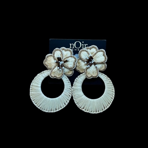 Noir Cream Flower Earrings - Picture 6 of 9